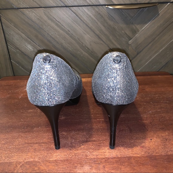 Tahari Sophia Silver Platform Pumps High Heels 6M - Picture 5 of 8